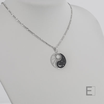 Halskette Yin Yang Cosmique Lack Schwarz Figaro-Kette Atelier-Émile aus Rhodium, plattiert  in der Schweiz, Vorderansicht auf weißem Hintergrund