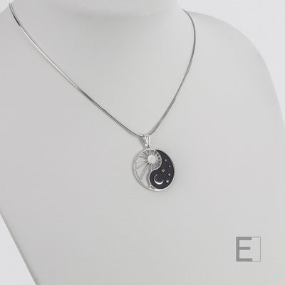 Halskette Yin Yang Cosmique Schwarzer Lack, Schlangenkette, Atelier-Émile aus Rhodium, plattiert  in der Schweiz, Vorderansicht auf weißem Hintergrund