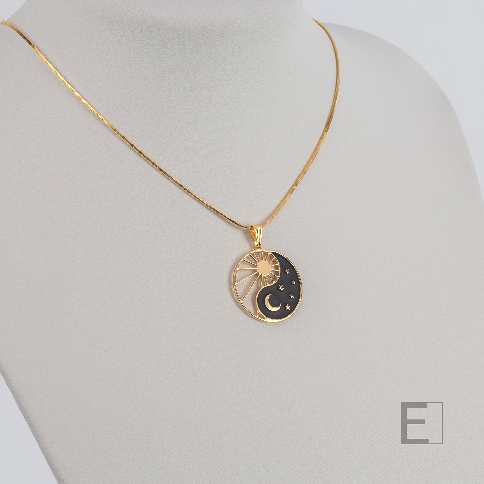 Halskette Yin Yang Cosmique Laque Noir Atelier-Émile aus 18 Karat Gelbgold mit 24 Karat-Finish, 10 bis 15 Mikron dicke Beschichtung, hergestellt in der Schweiz, montiert auf einer Schlangenkette, Vorderansicht auf weißem Hintergrund
