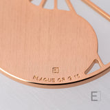 Halskette Yin Yang Cosmique Atelier-Émile, 18 Karat Roségold plattiert, Makroaufnahme der Gravur auf der Rückseite vor weißem Hintergrund