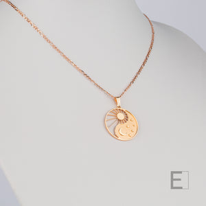 Halskette Yin Yang Cosmique Atelier-Émile, 18 Karat Roségold plattiert, Figaro-Kette auf weißem Hintergrund