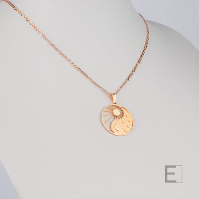 Collier Yin Yang Cosmique Atelier-Émile en plaqué or rose 18 carats, chaîne Figaro sur fond blanc
