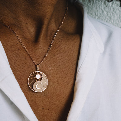 Collier Yin Yang Cosmique Atelier-Émile en plaqué or rose 18 carats porté au cou, chaîne Figaro classique