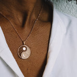 Halskette Yin Yang Cosmique Atelier-Émile, 18 Karat Roségold plattiert, wird um den Hals getragen, klassische Figaro-Kette