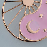 Halskette Yin Yang Cosmique Atelier-Émile, 18 Karat Roségold plattiert, rosa Lack, Makrobild auf weißem Hintergrund