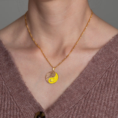 Halskette Yin Yang Cosmique Atelier-Émile, 18 Karat vergoldet, gelber Leuchtlack, wird um den Hals getragen, Figaro-Kette