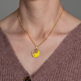 Halskette Yin Yang Cosmique Atelier-Émile, 18 Karat vergoldet, gelber Leuchtlack, wird um den Hals getragen, Figaro-Kette