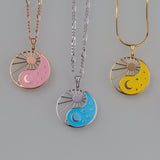 Halskette Yin Yang Cosmique Lack Schwarz Lack Blau Lack Rosa Atelier-Émile aus 925er Silber mit Rhodium-Finish, 24 Karat Roségold 24 Karat Gelbgold, montiert auf einer Schlangen- und Figaro-Kette, Frontansicht auf weißem Hintergrund