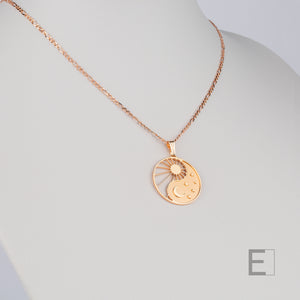 Halskette Yin Yang Cosmique Atelier-Émile, 18 Karat Roségold plattiert, Figaro-Kette auf weißem Hintergrund