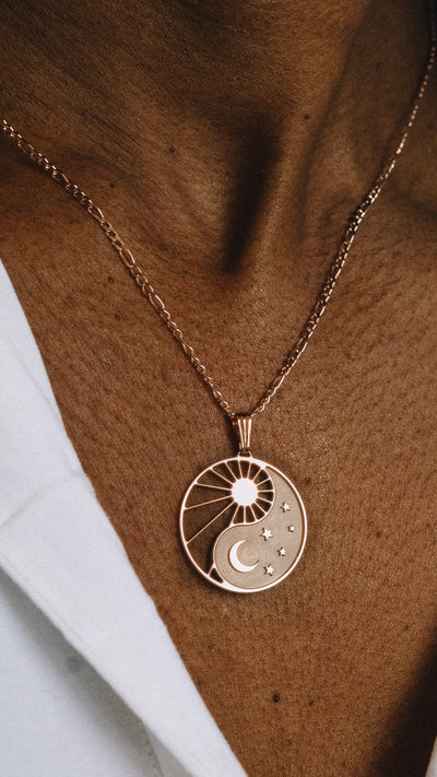 Collier Yin Yang Cosmique Atelier-Émile en plaqué or rose 18 carats porté au cou, chaîne Figaro classique