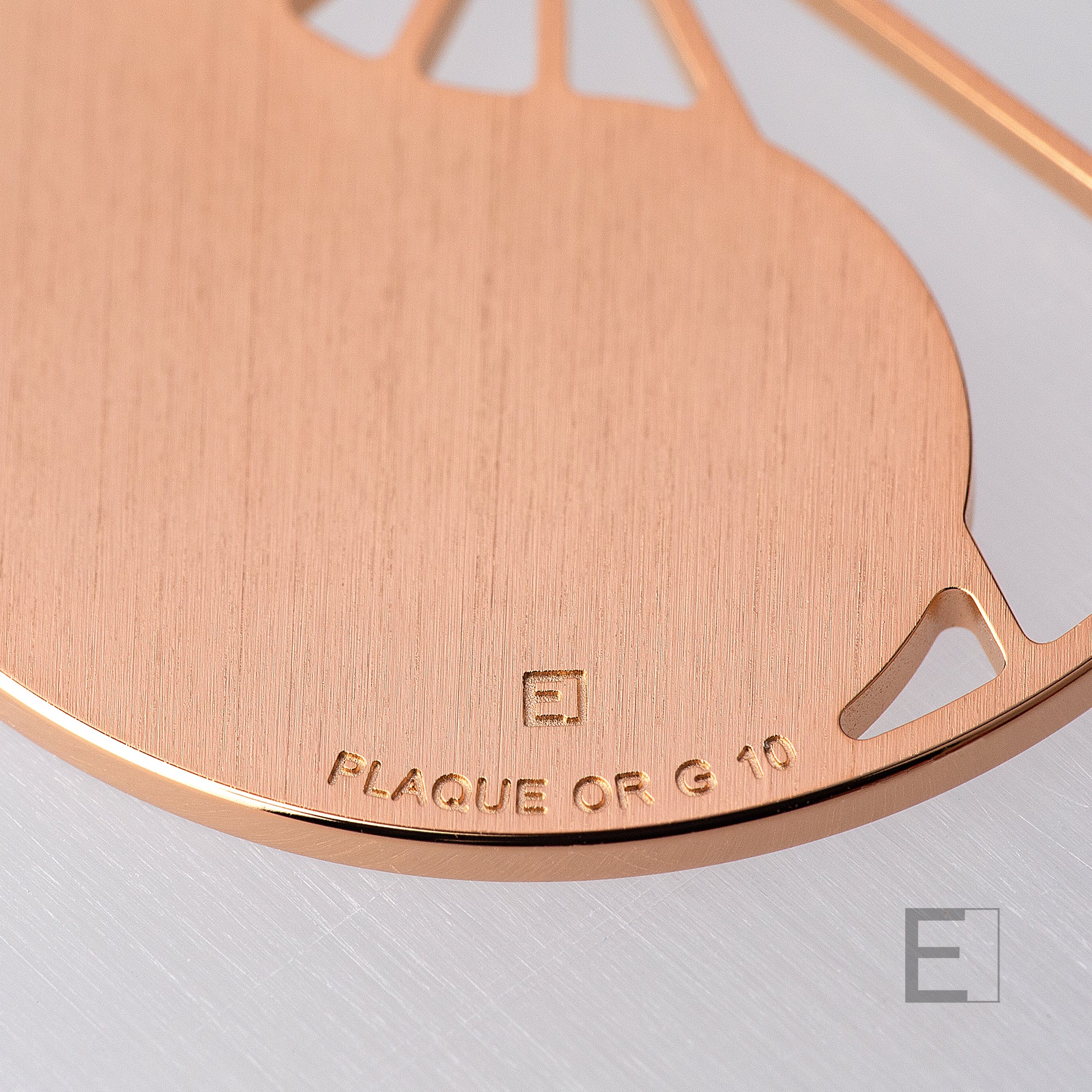 Halskette Yin Yang Cosmique Atelier-Émile, 18 Karat Roségold plattiert, Makroaufnahme der Gravur auf der Rückseite vor weißem Hintergrund