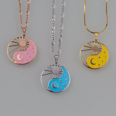 Halskette Yin Yang Cosmique Lack Schwarz Lack Blau Lack Rosa Atelier-Émile aus 925er Silber mit Rhodium-Finish, 24 Karat Roségold 24 Karat Gelbgold, montiert auf einer Schlangen- und Figaro-Kette, Frontansicht auf weißem Hintergrund