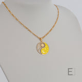 Halskette Yin Yang Cosmique Atelier-Émile, 18 Karat vergoldet, gelber Leuchtlack, Figaro-Kette