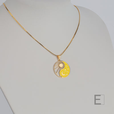 Halskette Yin Yang Cosmique Atelier-Émile, 18 Karat vergoldet, gelber Leuchtlack, Schlangenkette