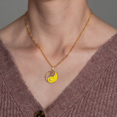 Halskette Yin Yang Cosmique Atelier-Émile, 18 Karat vergoldet, gelber Leuchtlack, wird um den Hals getragen, Figaro-Kette
