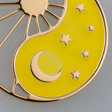 Halskette Yin Yang Cosmique Atelier-Émile, 18 Karat vergoldet, gelber Leuchtlack, Makroaufnahme auf weißem Hintergrund