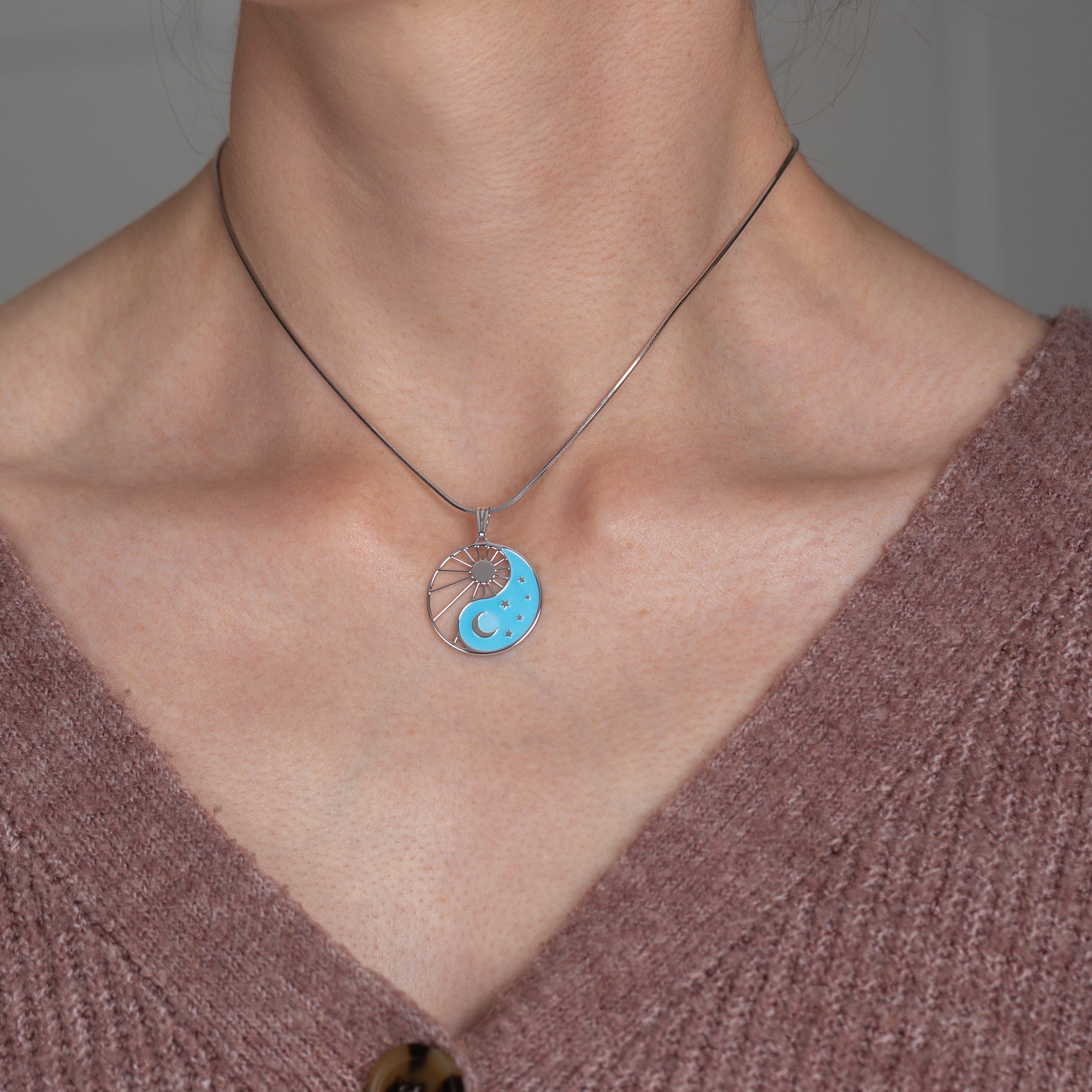 Halskette Yin Yang Cosmique Leuchtend blaue Lackierung, Schlangenkette, um den Hals getragen, Atelier-Émile in Rhodium, Beschichtung  hergestellt in der Schweiz, Vorderansicht