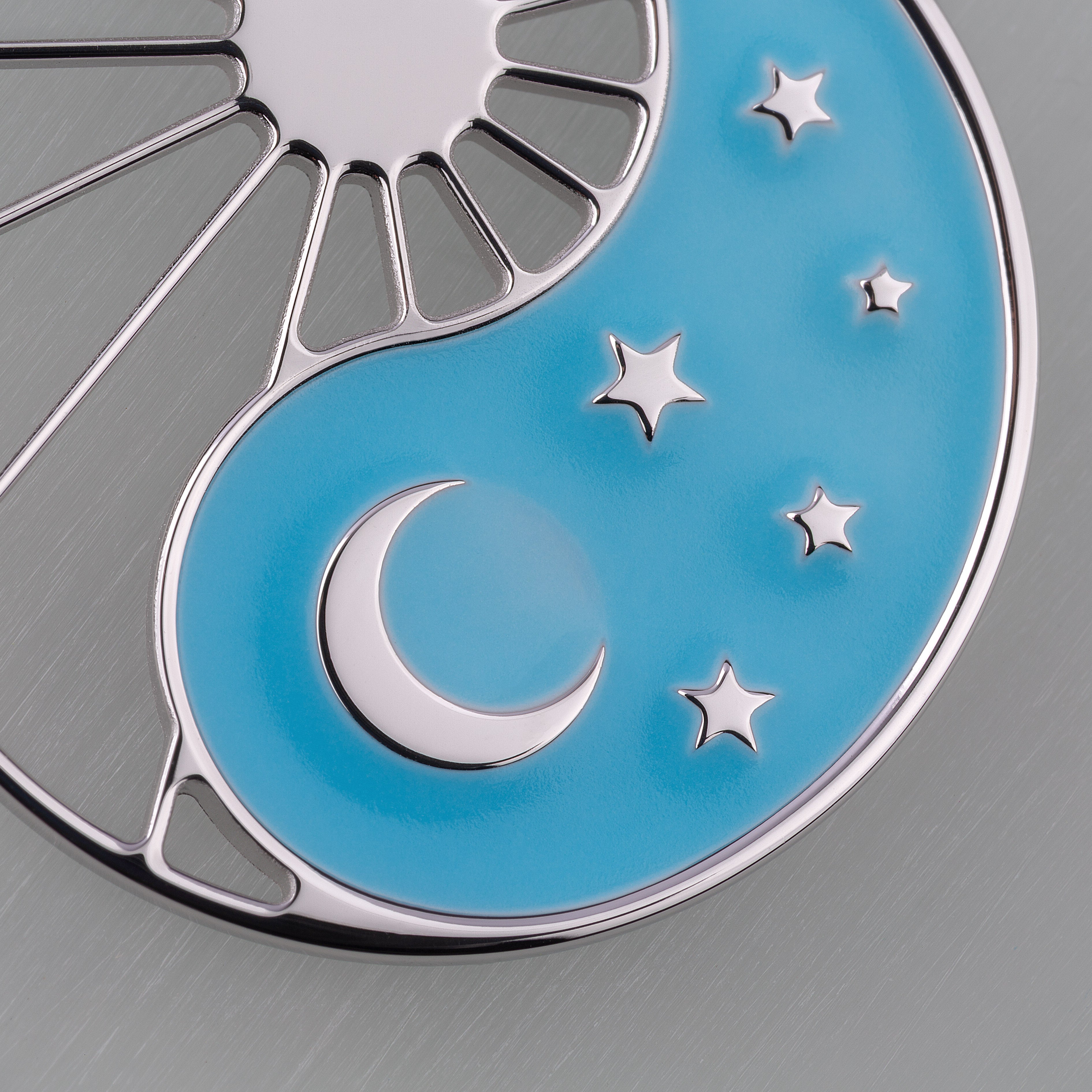 Anhänger Yin Yang Cosmique Leuchtend blauer Lack Atelier-Émile in Rhodium, Beschichtung  hergestellt in der Schweiz, Makroaufnahme von vorne auf weißem Hintergrund