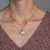 Halskette Yin Yang Cosmique Atelier-Émile, 18 Karat Roségold plattiert, leuchtender rosa Lack, wird um den Hals getragen, Figaro-Kette
