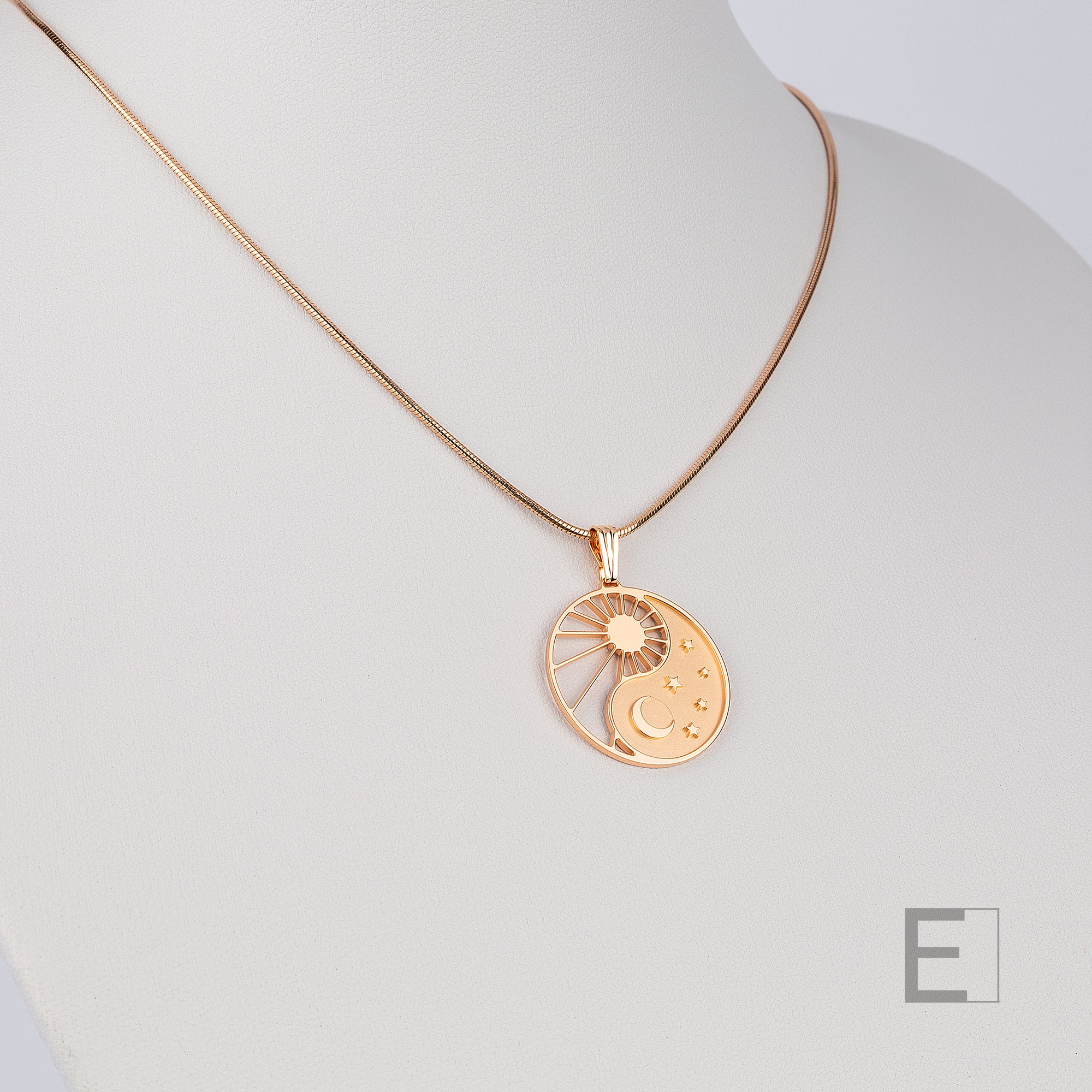 Collier Yin Yang Cosmique – vue détaillée du bijou artisanal Atelier-Émile