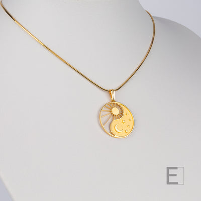 Halskette Yin Yang Cosmique Atelier-Émile, 18 Karat vergoldet, Schlangenkette, auf weißem Hintergrund