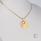 Halskette Yin Yang Cosmique Atelier-Émile, 18 Karat vergoldet, Schlangenkette, auf weißem Hintergrund