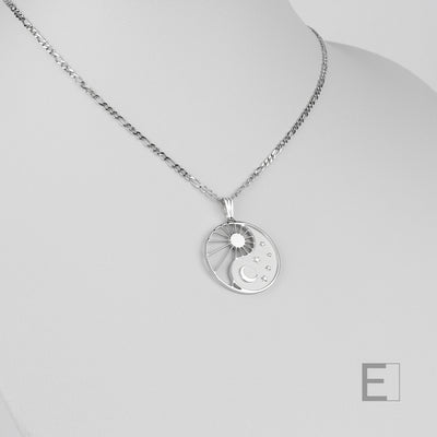 Collier Yin Yang Cosmique – vue détaillée du bijou artisanal Atelier-Émile