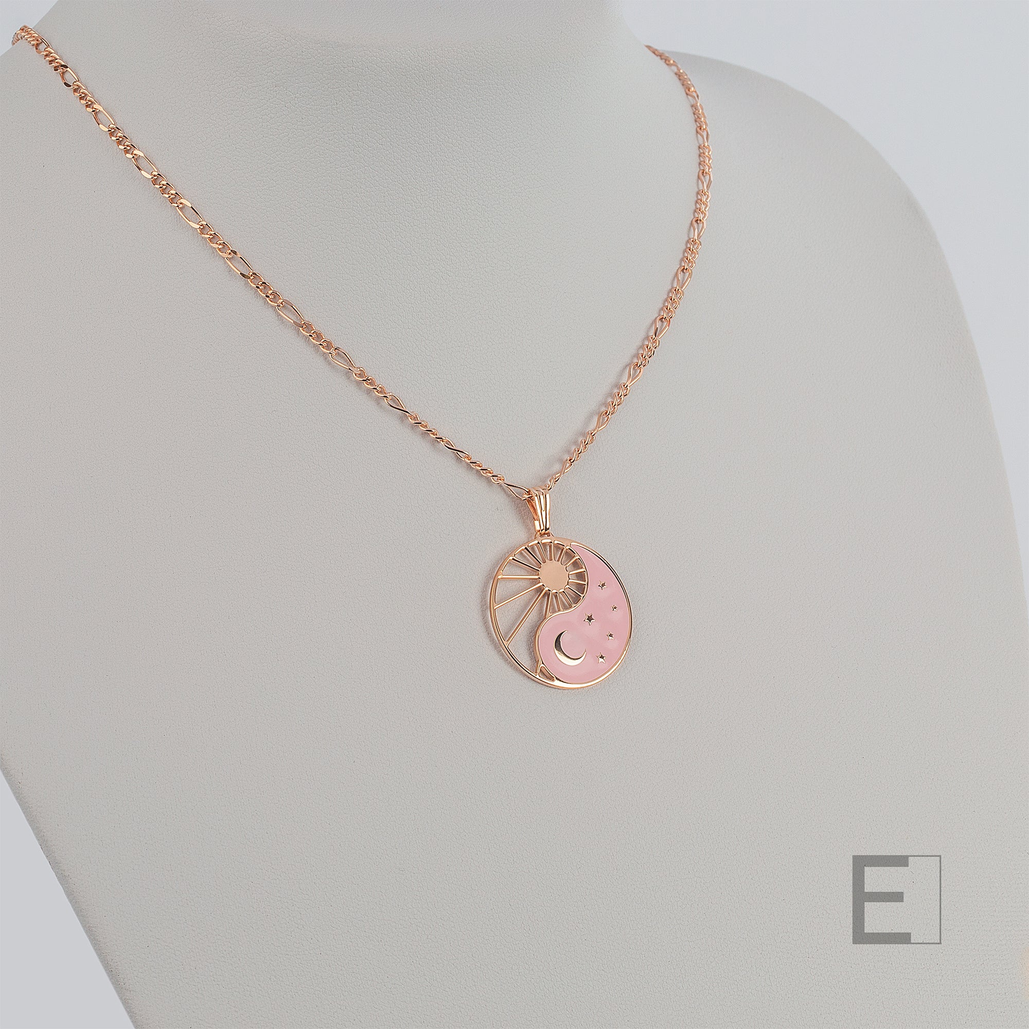 Halskette Yin Yang Cosmique Atelier-Émile, 18 Karat Roségold plattiert, leuchtender rosa Lack, Figaro-Kette auf weißem Hintergrund