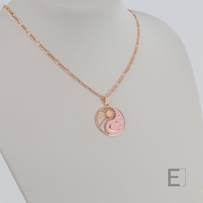 Halskette Yin Yang Cosmique Atelier-Émile, 18 Karat Roségold plattiert, leuchtender rosa Lack, Figaro-Kette auf weißem Hintergrund