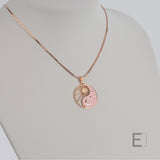 Halskette Yin Yang Cosmique Atelier-Émile, 18 Karat Roségold plattiert, leuchtender rosa Lack, Schlangenkette, auf weißem Hintergrund