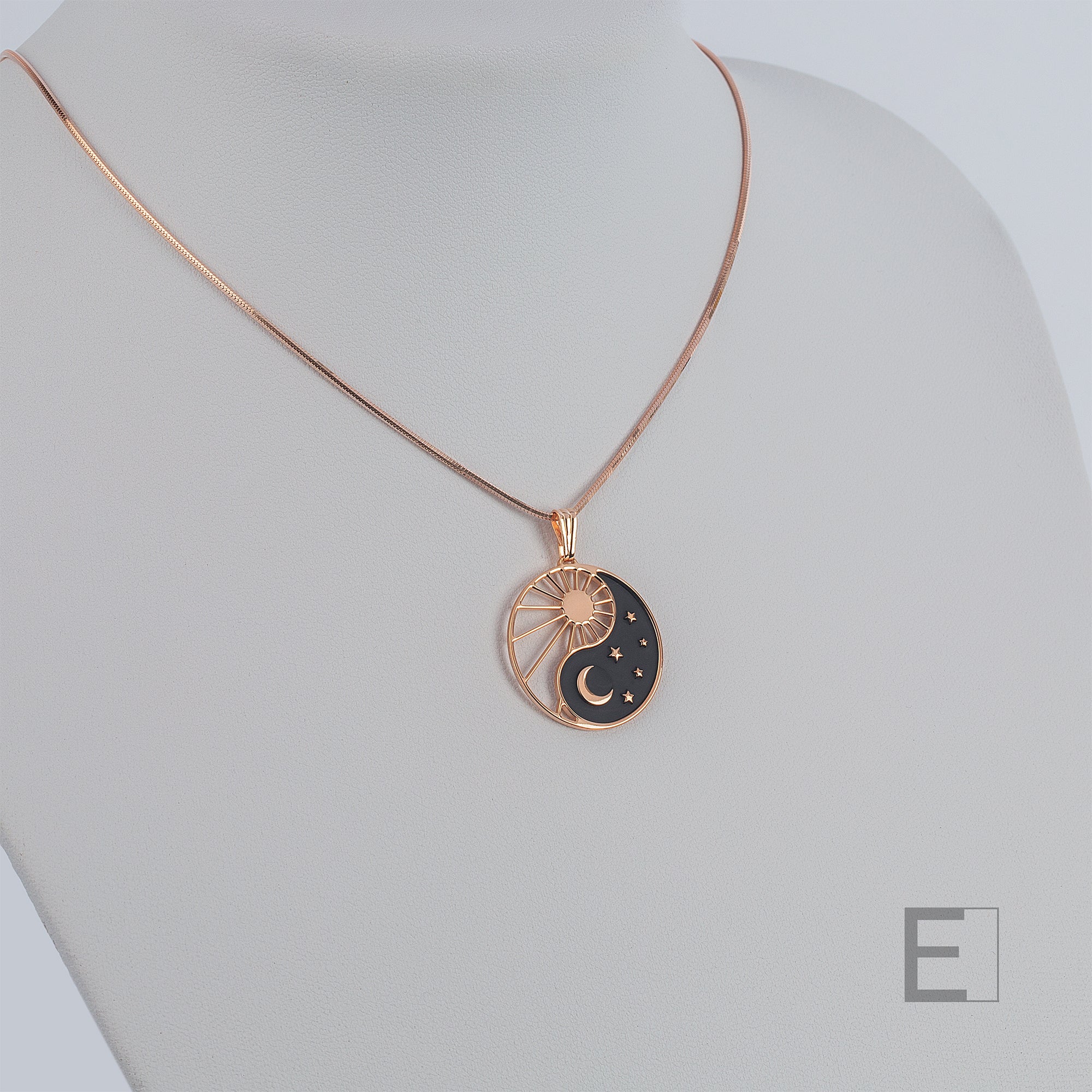 Halskette Yin Yang Cosmique Atelier-Émile, 18 Karat Roségold plattiert, schwarzer Lack, Schlangenkette, auf weißem Hintergrund