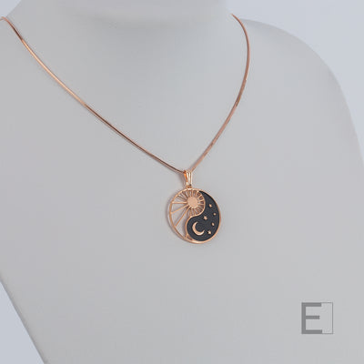 Halskette Yin Yang Cosmique Atelier-Émile, 18 Karat Roségold plattiert, schwarzer Lack, Schlangenkette, auf weißem Hintergrund
