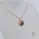 Halskette Yin Yang Cosmique Atelier-Émile, 18 Karat Roségold plattiert, schwarzer Lack, Schlangenkette, auf weißem Hintergrund