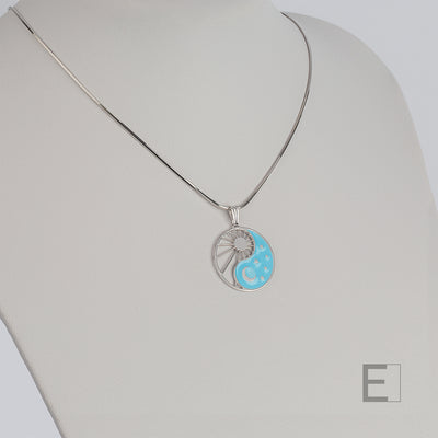 Halskette Yin Yang Cosmique Leuchtend blaue Lackierung, Schlangenkette, Atelier-Émile in Rhodium, Beschichtung  hergestellt in der Schweiz, Vorderansicht auf weißem Hintergrund