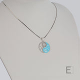 Halskette Yin Yang Cosmique Leuchtend blaue Lackierung, Schlangenkette, Atelier-Émile in Rhodium, Beschichtung  hergestellt in der Schweiz, Vorderansicht auf weißem Hintergrund