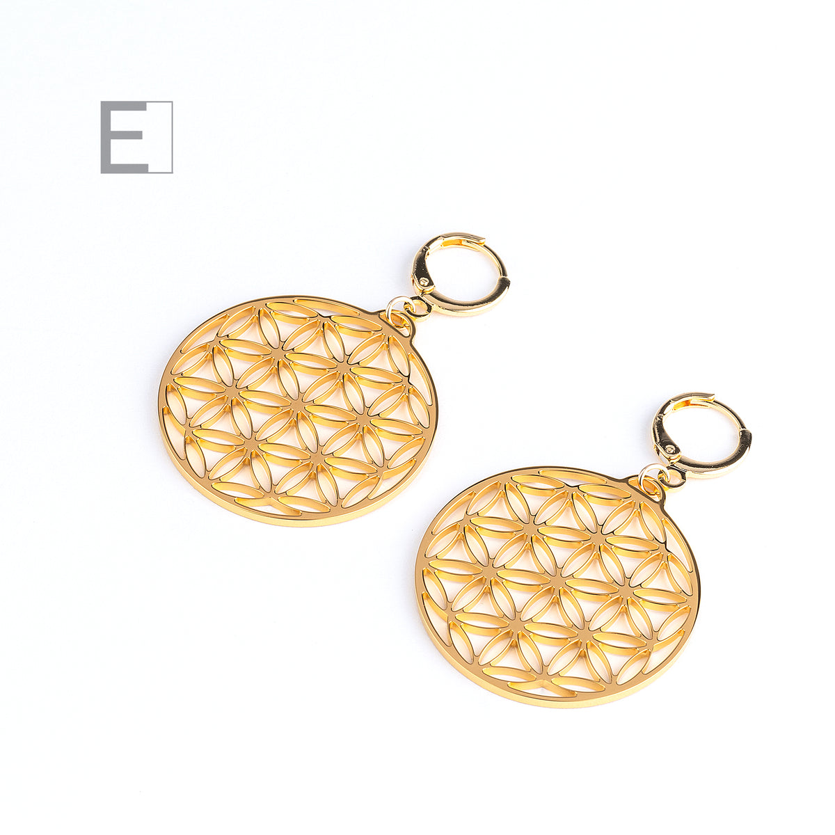 Boucles d’oreilles Grande Fleur de vie en finition or jaune, vue de détail 3 – Atelier-Émile
