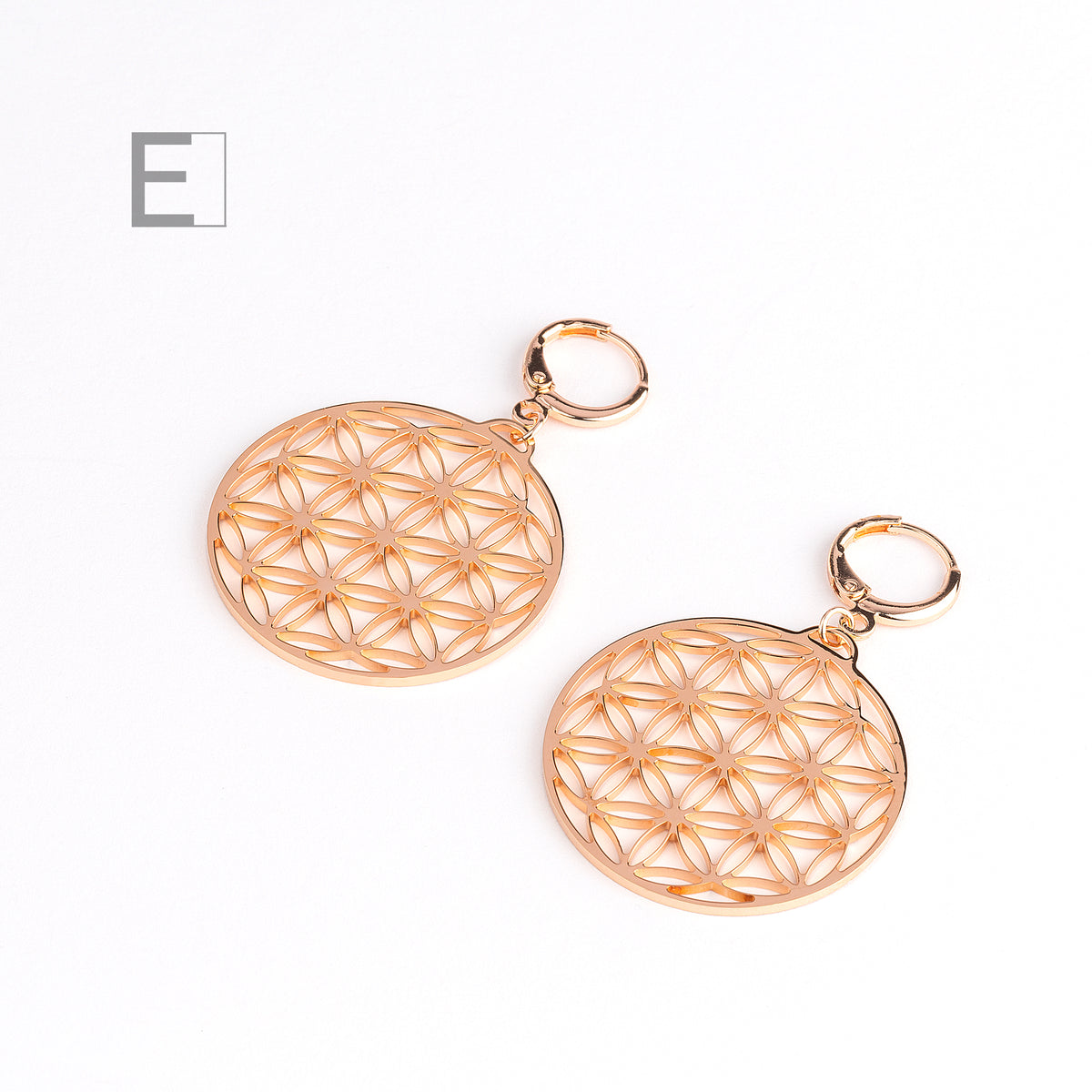Boucles d’oreilles Grande Fleur de vie en finition or rose, vue de détail 4 – Atelier-Émile