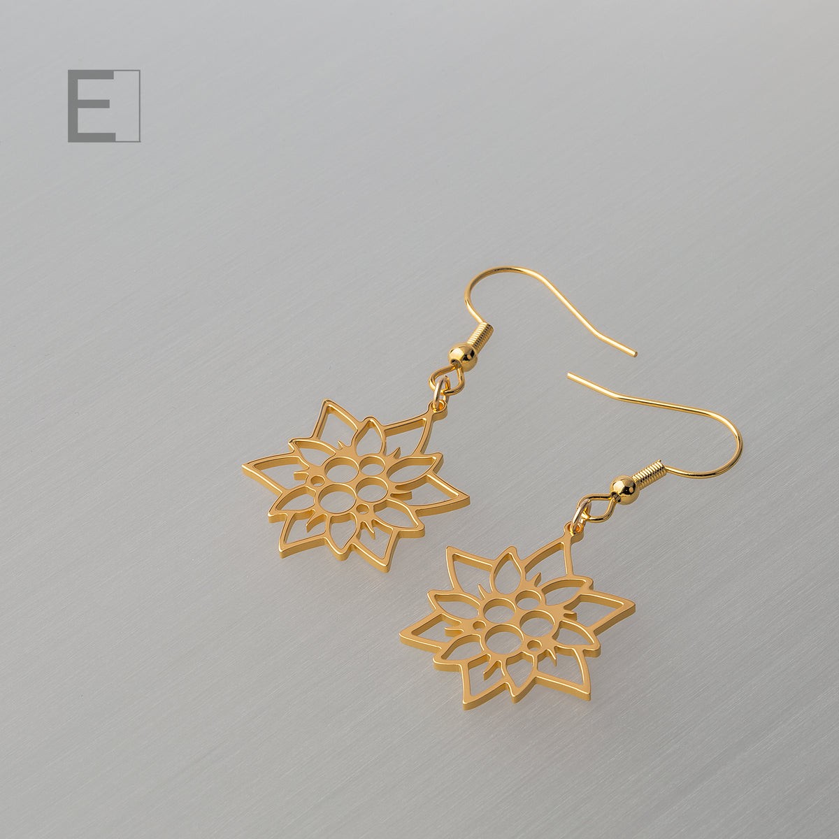 Boucles d’oreilles Edelweiss en finition or jaune, vue de détail 3 – Atelier-Émile