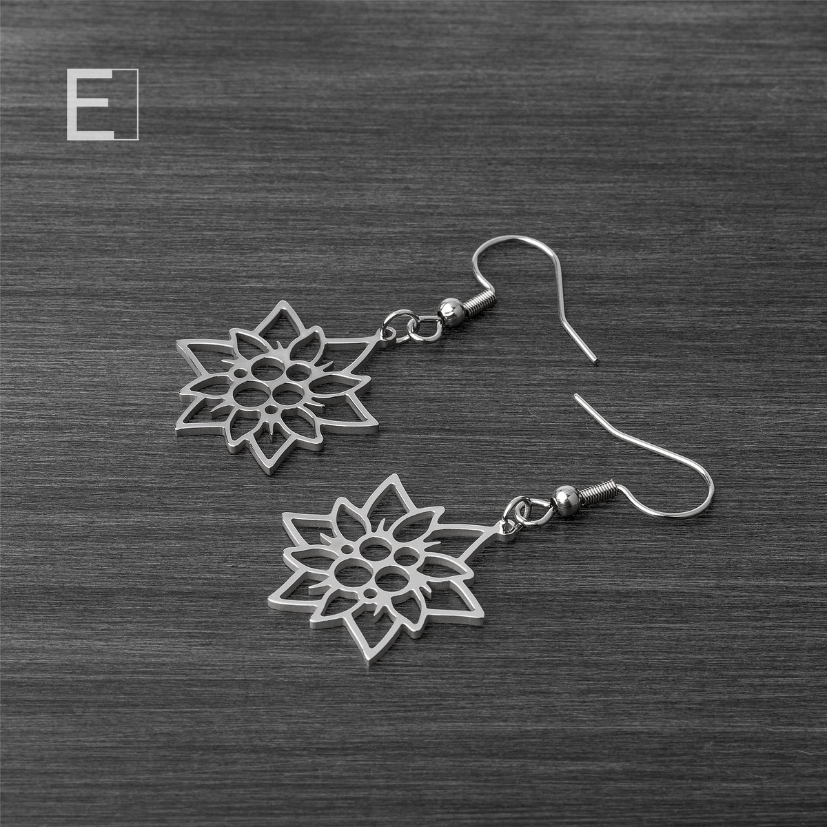Boucles d’oreilles Edelweiss en finition rhodium, vue de détail 4 – Atelier-Émile
