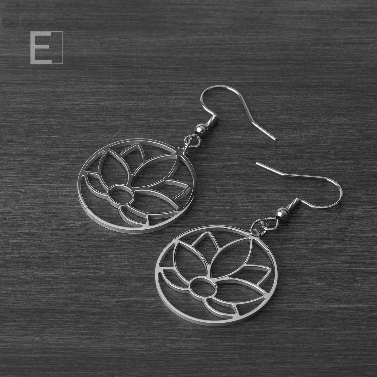 Boucles d’oreilles Fleur de Lotus cercle en finition rhodium, vue de détail 4 – Atelier-Émile