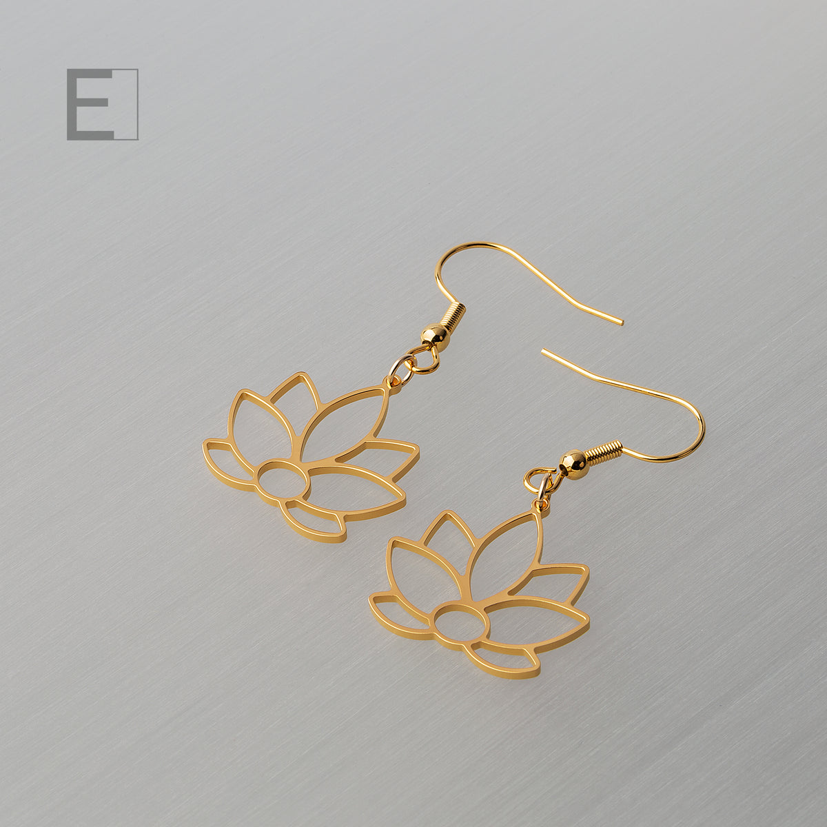 Boucles d’oreilles Fleur de Lotus en finition or jaune, vue de détail 3 – Atelier-Émile