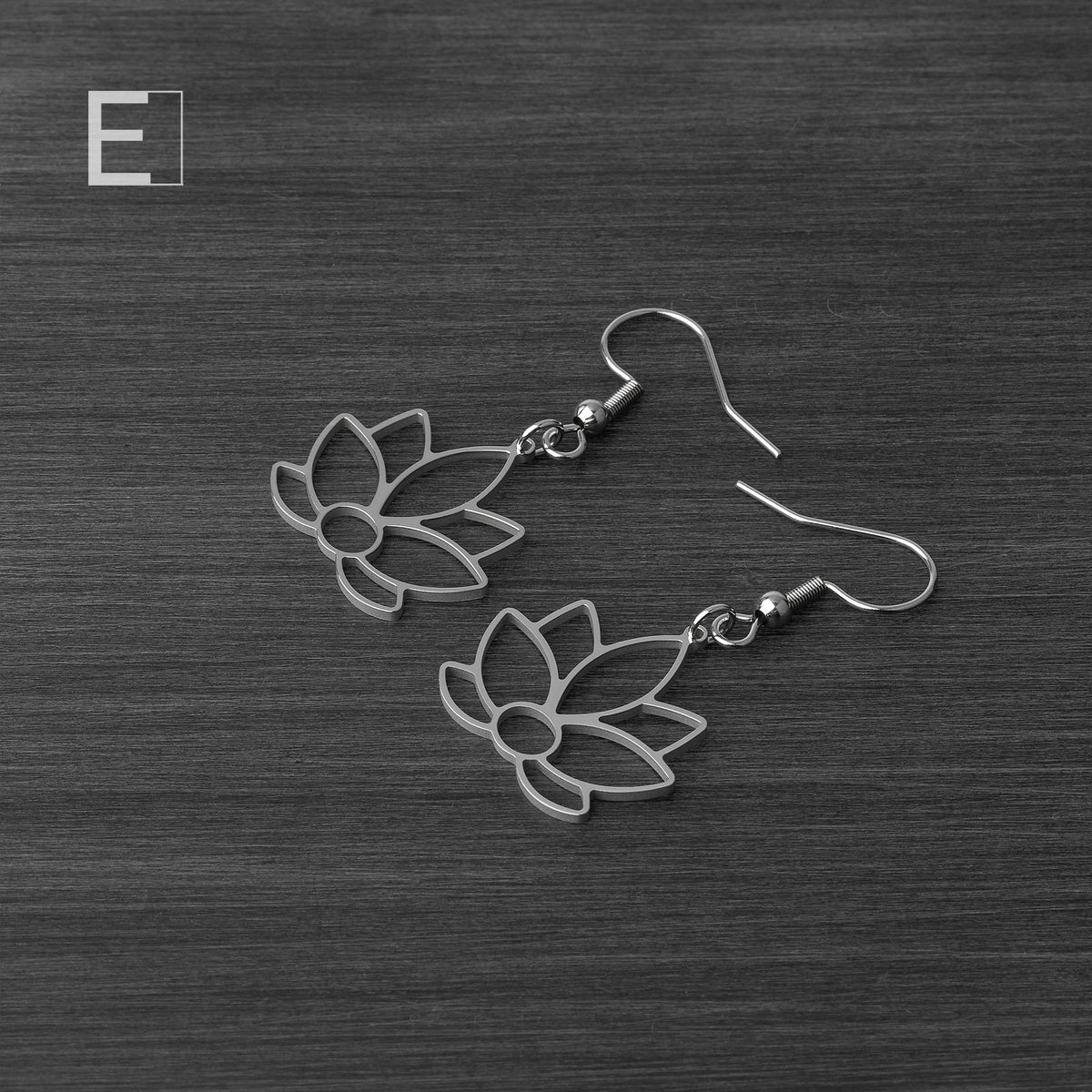 Boucles d’oreilles Fleur de Lotus en finition rhodium, vue de détail 4 – Atelier-Émile