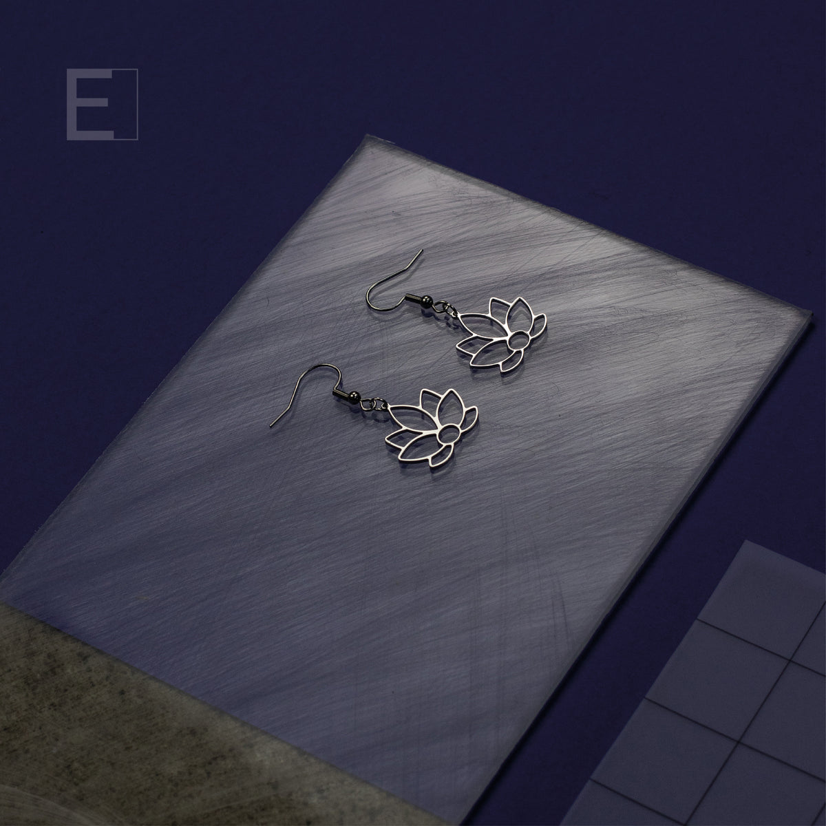 Boucles d’oreilles Fleur de Lotus, vue de détail 6 – Atelier-Émile
