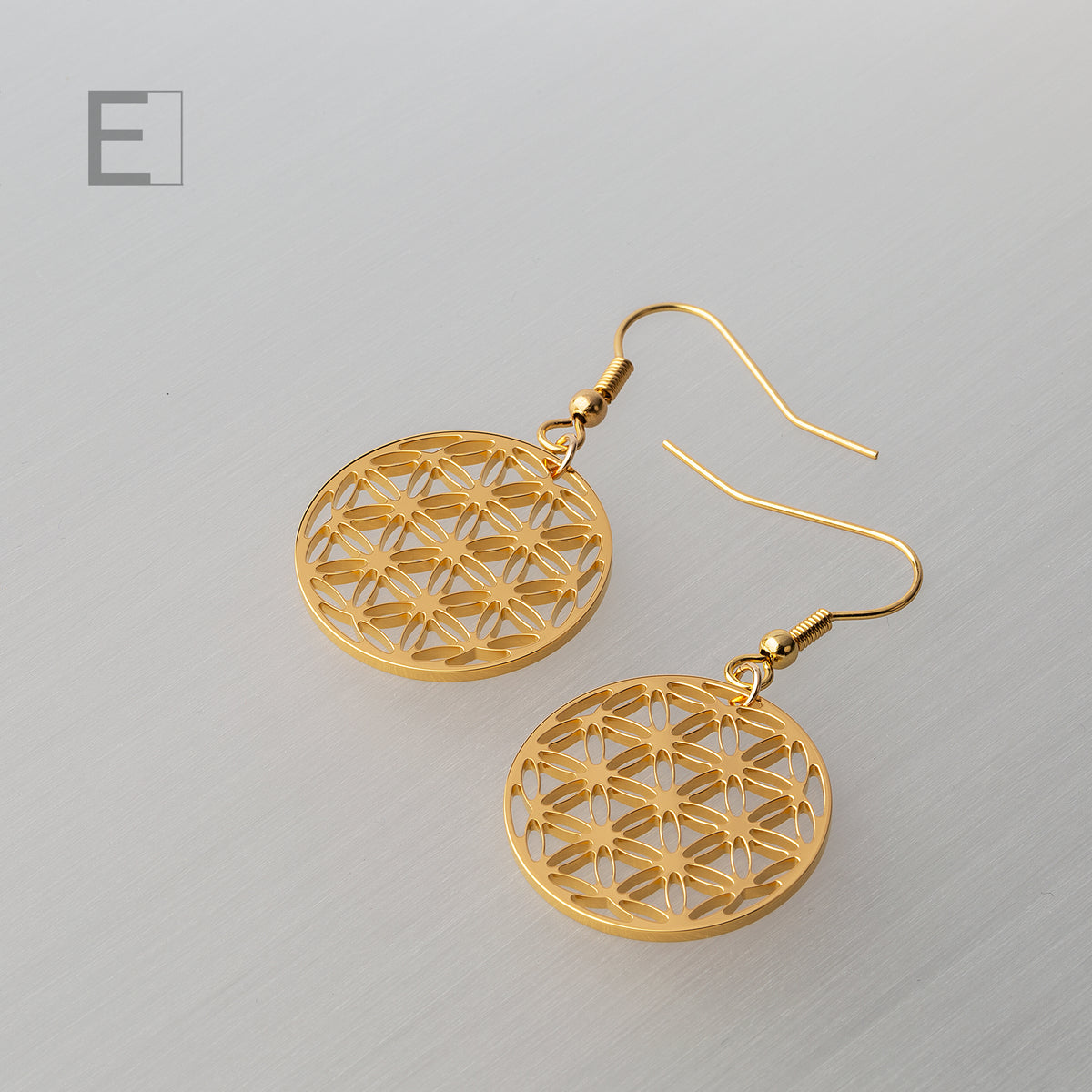 Boucles d’oreilles Fleur de Vie en finition or jaune, vue de détail 3 – Atelier-Émile