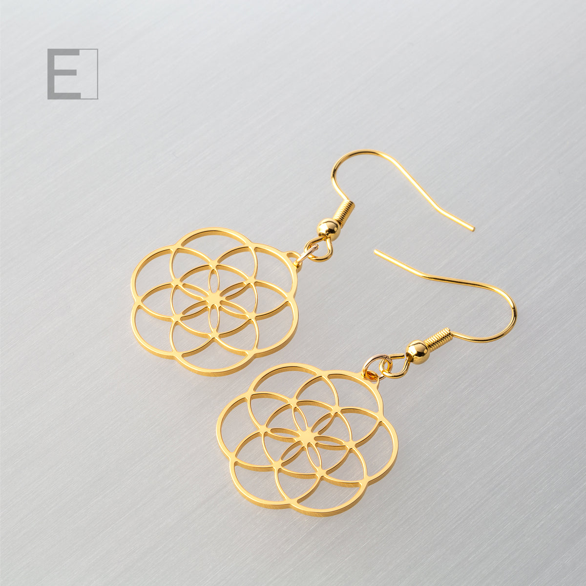 Boucles d’oreilles Graine de Vie en finition or jaune, vue de détail 4 – Atelier-Émile