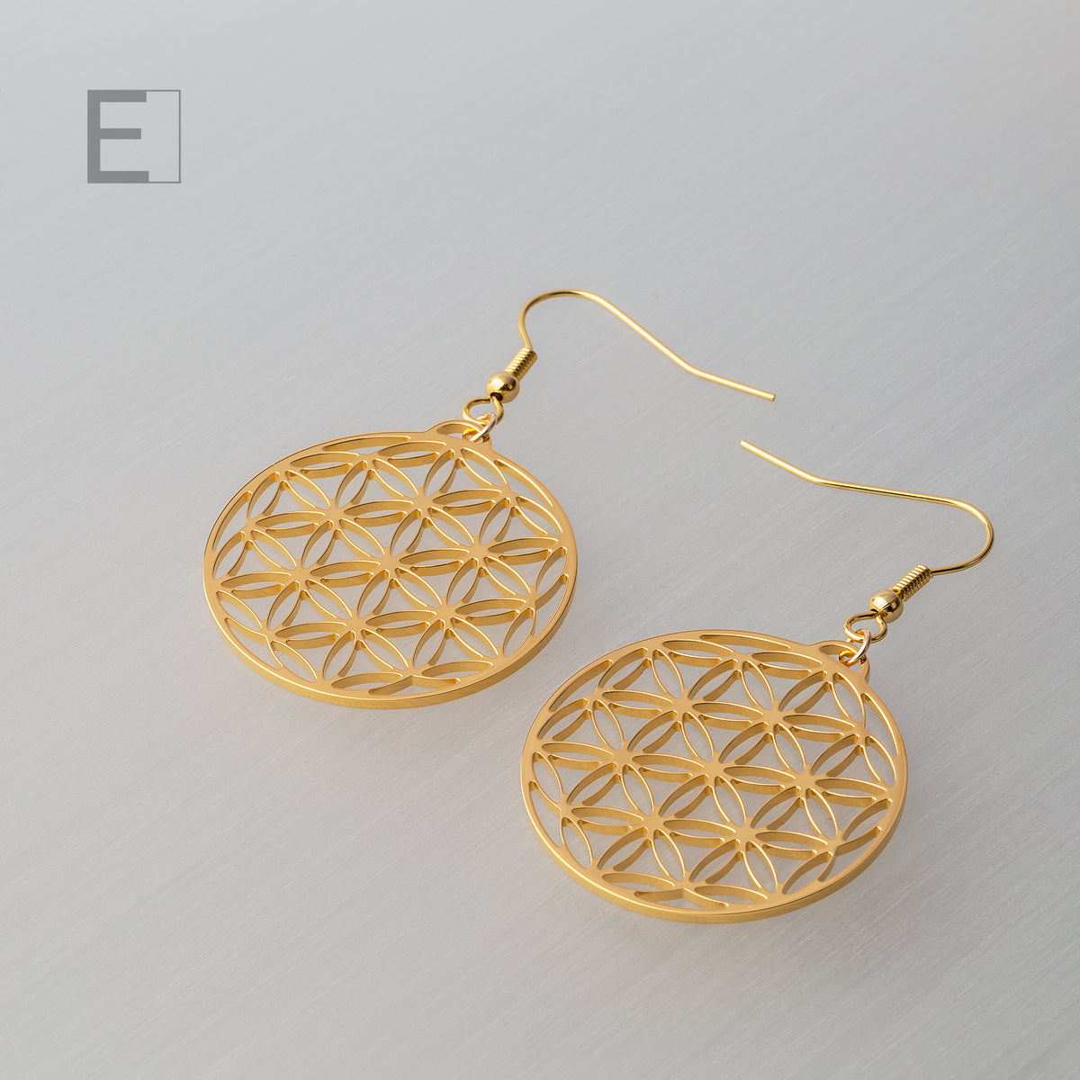 Boucles d’oreilles Grande Fleur de vie en finition or jaune, vue de détail 5 – Atelier-Émile