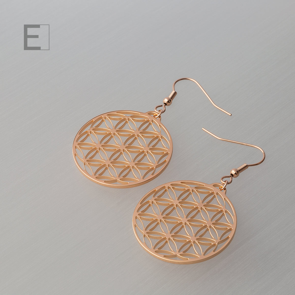 Boucles d’oreilles Grande Fleur de vie en finition or rose, vue de détail 7 – Atelier-Émile
