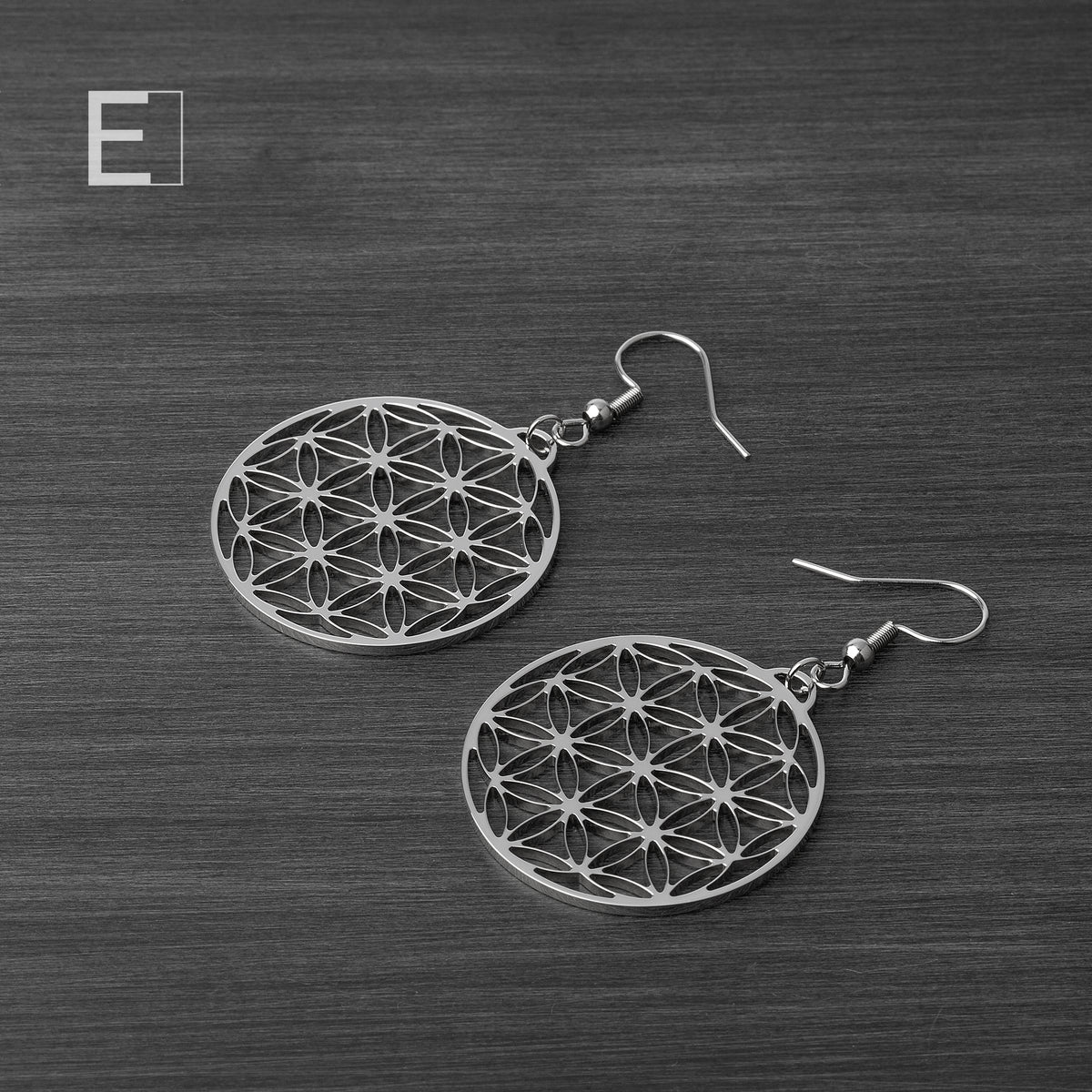 Boucles d’oreilles Grande Fleur de vie en finition rhodium, vue de détail 6 – Atelier-Émile