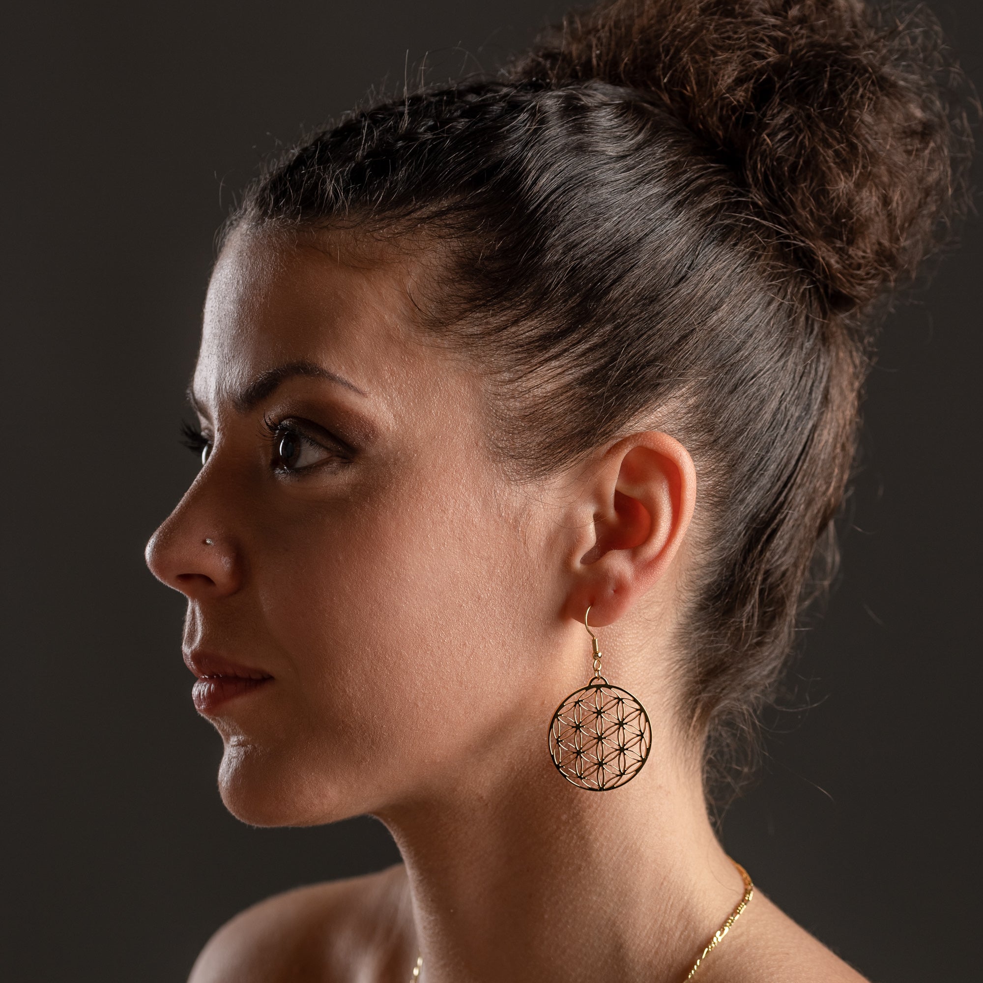 Boucles d'oreilles Grande Fleur de vie en vue détaillée 2 – création artisanale Atelier-Émile