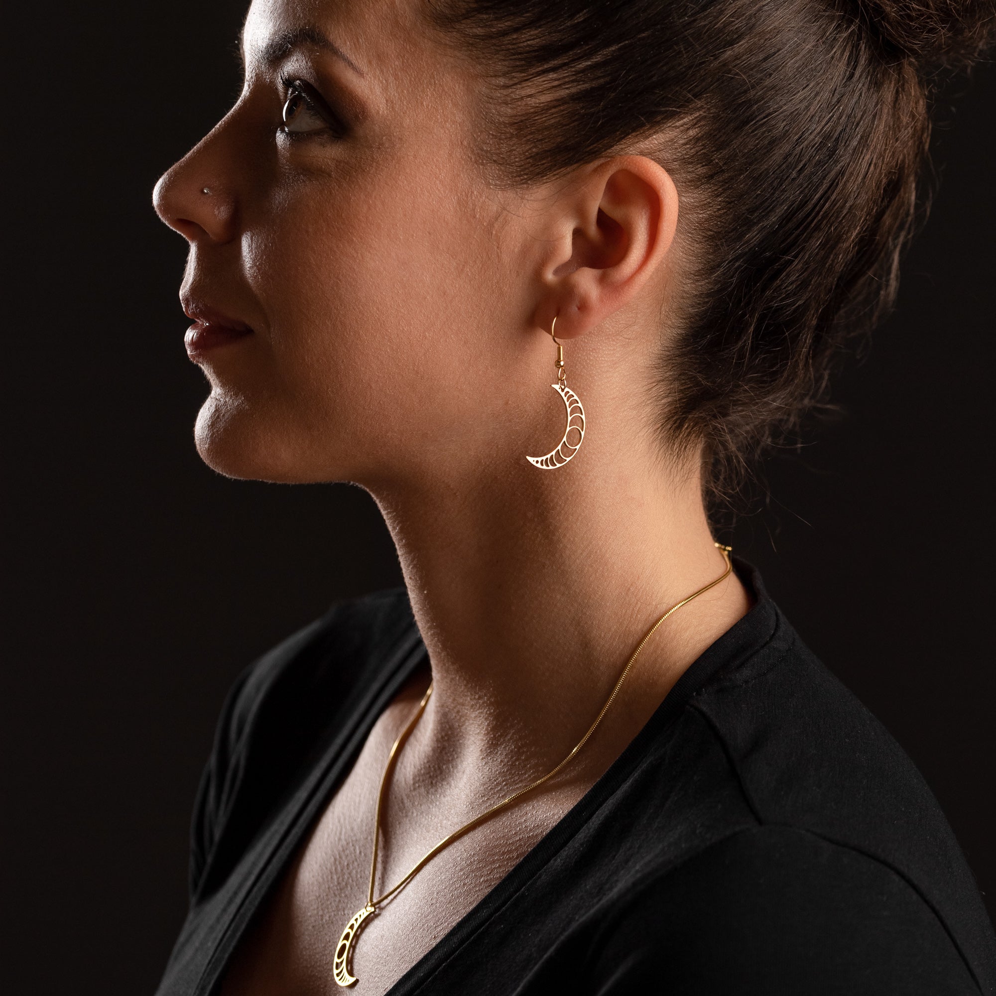 Boucles d'oreilles Lune en vue détaillée 2 – création artisanale Atelier-Émile